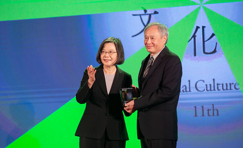Presiden Tsai Ing-wen (蔡英文) memberi President Culture Award (總統文化獎) kepada Sutradara Ang Lee (李安). Sumber: Gedung Kantor Kepresidenan