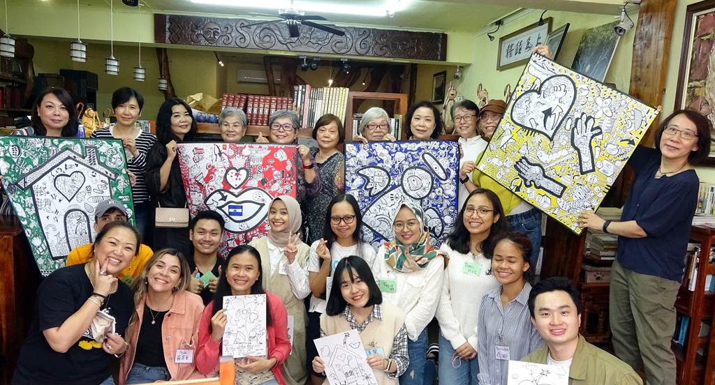 Trung tâm Nghệ thuật nhân văn hướng dẫn hơn 500 học viên ở mọi lứa tuổi và đến từ nhiều quốc gia khác nhau cùng vẽ lên hơn 100 bức tranh. (Nguồn ảnh: Đại học Khoa học kỹ thuật Đài Loan)