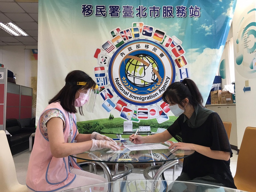 移民署北區事務大隊台北市服務站以電話關懷萬華區近500位新住民，宣導防疫措施。（圖／移民署提供）