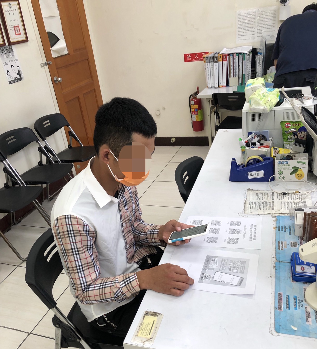 越南籍阿星表示，在移民署的幫忙下，接受PCR核酸檢測呈現陰性，讓他安心返國與家人團聚。（圖／民署南區事務大隊提供）
