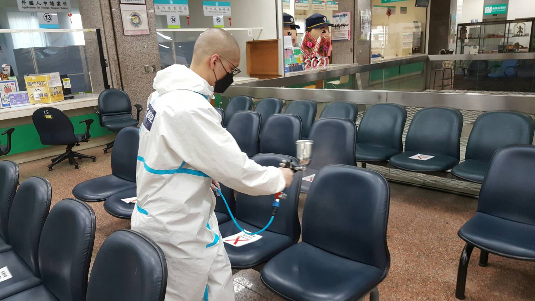 ไต้หวัน เคลแมกซ์ บจก. ได้มอบสารเคลือบต้านไวรัสเกรดนาโนเทคโนโลยีของญี่ปุ่น ให้กับตัวแทนเพื่อช่วยฆ่าเชื้อในสถานีบริการในเมืองไทเป  รูปภาพ/โดย สถานีบริการไทเป