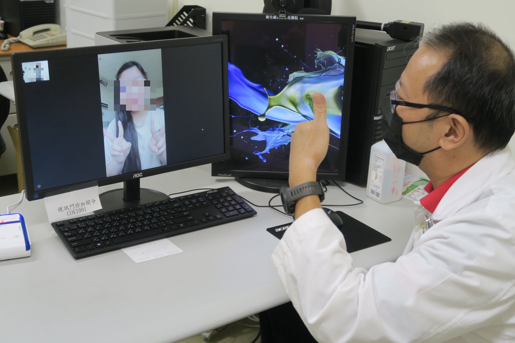 Chủ nhiệm Phùng Thiên Tường đang thăm khám cho cô gái họ Trương qua video trực tuyến. (Nguồn ảnh: Bệnh viện Chương Hóa thuộc Bộ Y tế và phúc lợi Đài Loan)