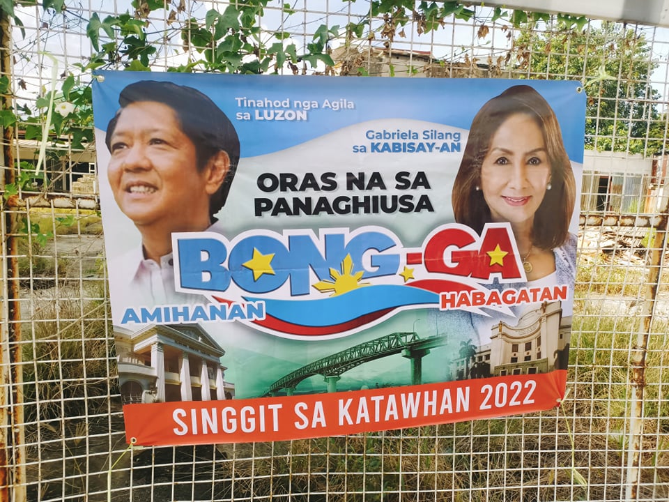 Tarpaulins showing photos of former senator Ferdinand “Bongbong” Marcos Jr. and Cebu Governor Gwendolyn Garcia are now posted in public places in Metro Cebu. This one was spotted along the road in Barangay Subangdaku in Mandaue City. (Photo / Retrieved from Cebu Daily News CDN)