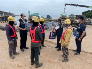 Migrant workers involved in the construction of the Kinmen Bridge. The Kinmen County service station and special task force explain epidemic prevention measures to migrant workers. (Photo/Provided by Kinmen County Service Station)