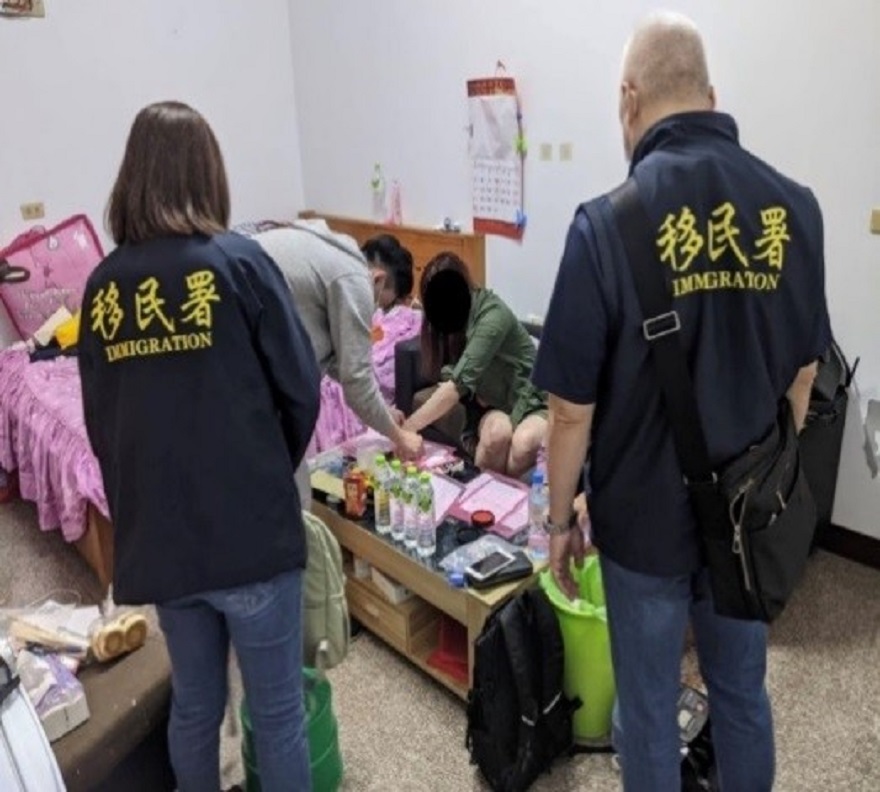 Kerja sama dari Regu Khusus Agensi Imigrasi Nasional Kota Kaohsiung dan sejumlah petugas dari instansi pemerintah lainnya dalam mengungkapkan tindakan kejahatan. Sumber: Agensi Imigrasi Nasional 