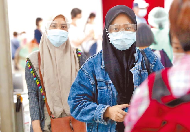 Đài Loan hiện liệt kê những người lao động di trú thuộc nhóm ngành nghề phúc lợi xã hội làm việc trong các cơ sở chăm sóc dài hạn là đối tượng tiêm chủng thứ sáu được nhà nước tài trợ và việc tiêm chủng này đã bắt đầu từ tháng 4/2021. (Nguồn ảnh:《中國時報》)