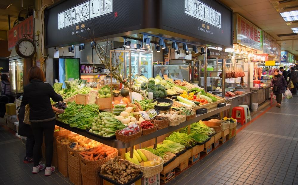 Thành phố Đài Bắc đẩy mạnh thực hiện các biện pháp kiểm soát lượng người ra vào các khu chợ, siêu thị, trung tâm thương mại. (Nguồn ảnh:《自由時報》)