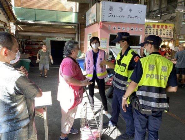 Chính quyền thành phố Đài Bắc gần đây đã ra thông báo thực hiện kiểm soát phân luồng lượng người ra vào các khu vực tập trung đông người và thực hiện kiểm soát giao thông tại các khu vực đặc biệt. (Nguồn ảnh:《自由時報》)