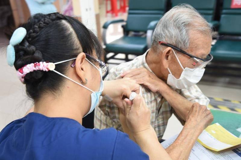 People who live in Taipei City, with or without household registration, may register for appointments for vaccination. Photo/Provided by Liberty Times