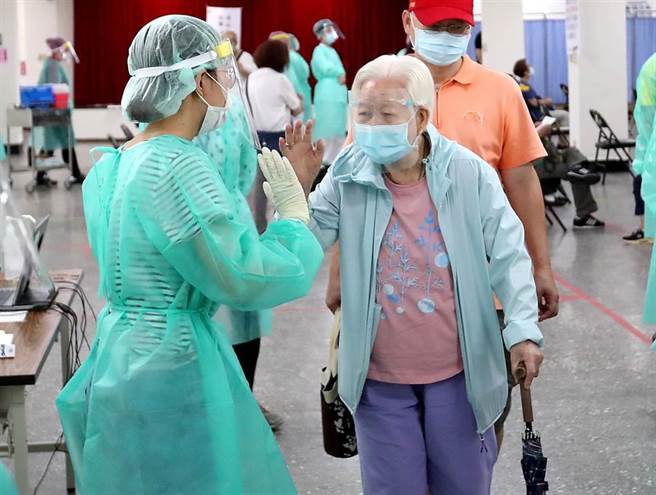 Bagi lansia yang belum membuat janji, Biro Kependudukan akan mengeluarkan surat pemberitahuan pada 23 Juni. Sumber foto: China Times