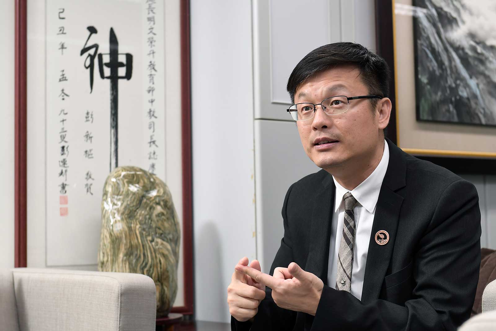 Zhang Ming-Wen menyatakan, pelamar bisa mengetahui sekolah dinas untuk tahun ajaran baru di rumah. Sumber foto: Biro Pendidikan New Taipei City