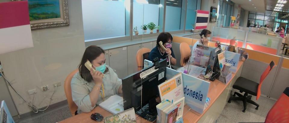 New immigrants use their native dialect to make phone calls to their sisters. (Photo/provided by the New Taipei City Government)
