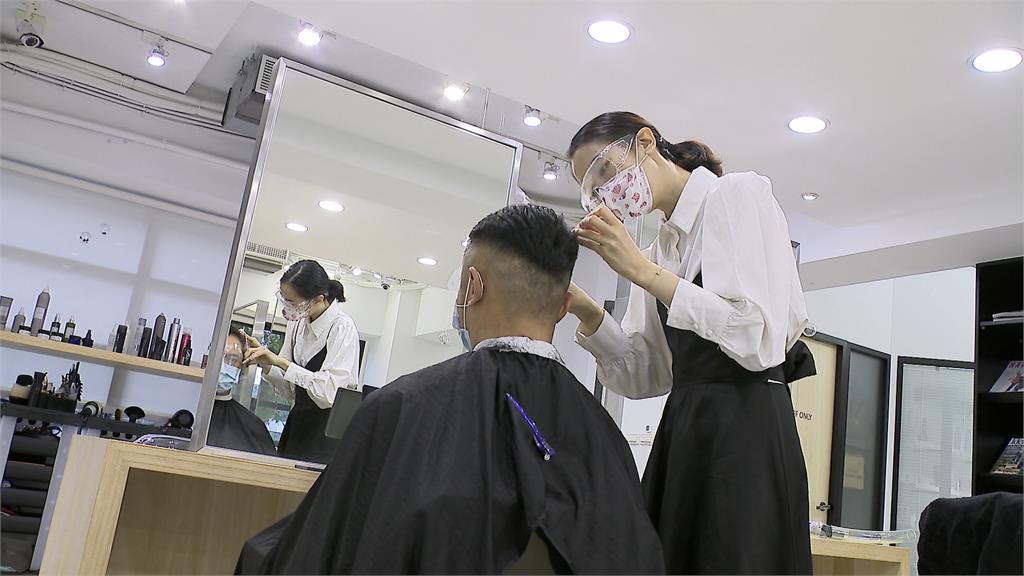Taoyuan City's beauty salons resume business along with 8 major epidemic prevention measures. (Photo / Retrieved from FTV News (民視新聞台)