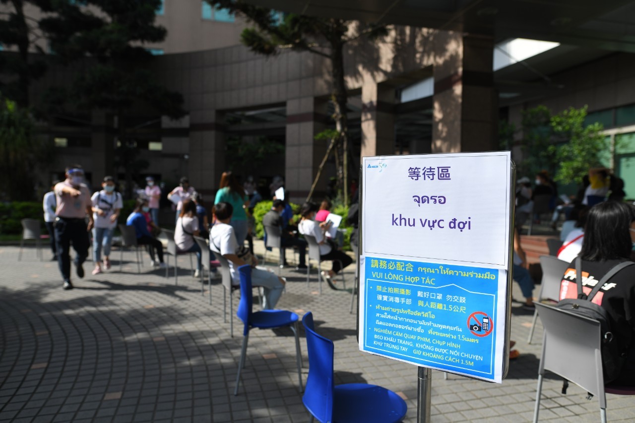 Enterprises employing more than 500 people can carry out general screening of migrant workers. (via Taoyuan City government)