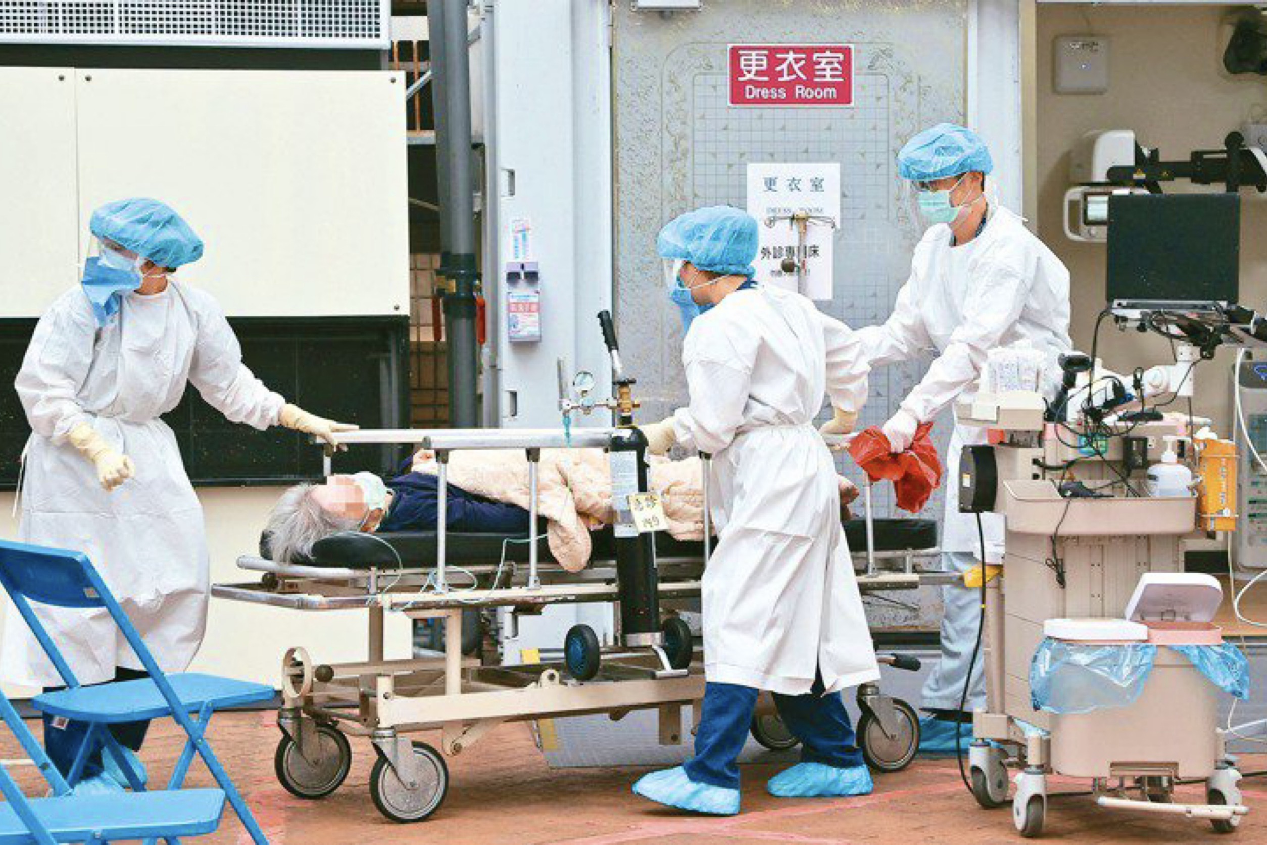 Chưa đầy trong 1 tháng, liên tiếp xảy ra các vụ lây nhiễm tập thể đã khiến cho hệ thống phòng vệ dịch bệnh của Đài Loan gần như bị phá hủy hoàn toàn. Nghiêm trọng nhất là ở hai thành phố Tân Bắc và Đài Bắc rồi dần dần lây lan ra các huyện thị khác. (Nguồn ảnh: Phân viện Trung Hiếu của bệnh viện Liên Hợp thành phố Đài Bắc)