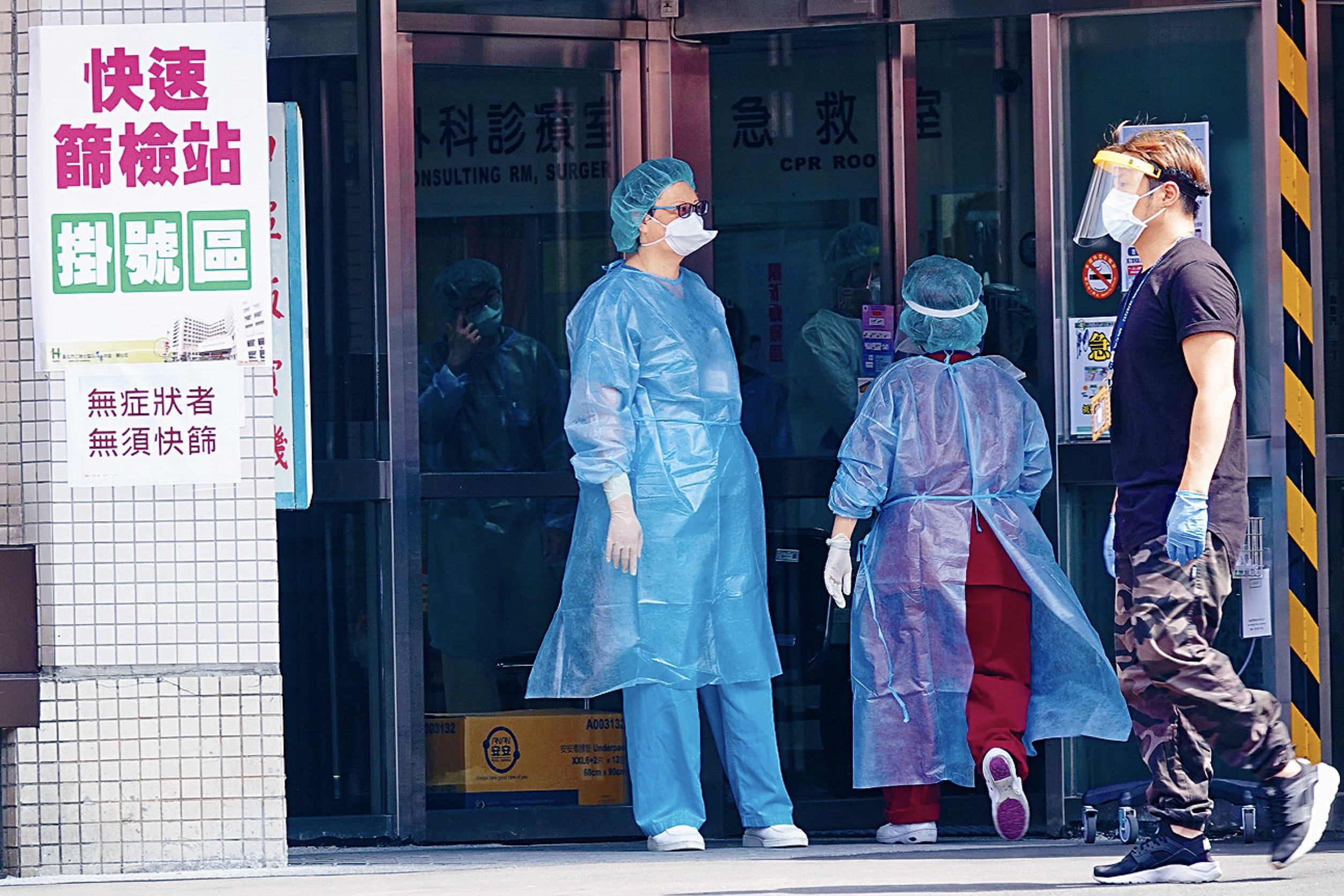 Tính đến hiện tại, tỷ lệ tử vong do COVID-19 của Đài Loan là khoảng 3,38%, cao hơn mức trung bình của toàn thế giới, tỷ lệ ca bệnh nặng là người già trên 60 tuổi chiếm tới 30% khiến số giường bệnh có sẵn trong các bệnh viện không đủ để dùng. (Nguồn ảnh: Phân viện Trung Hiếu của bệnh viện Liên Hợp thành phố Đài Bắc)