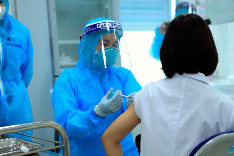 Ngày 23/6, Bộ Y tế Việt Nam đã ra thông tin chi tiết về việc các vaccine phòng COVID-19 được cấp phép sử dụng khẩn cấp đều trải qua 3 giai đoạn thử nghiệm lâm sàng. (Nguồn ảnh: Thông tấn xã Việt Nam)