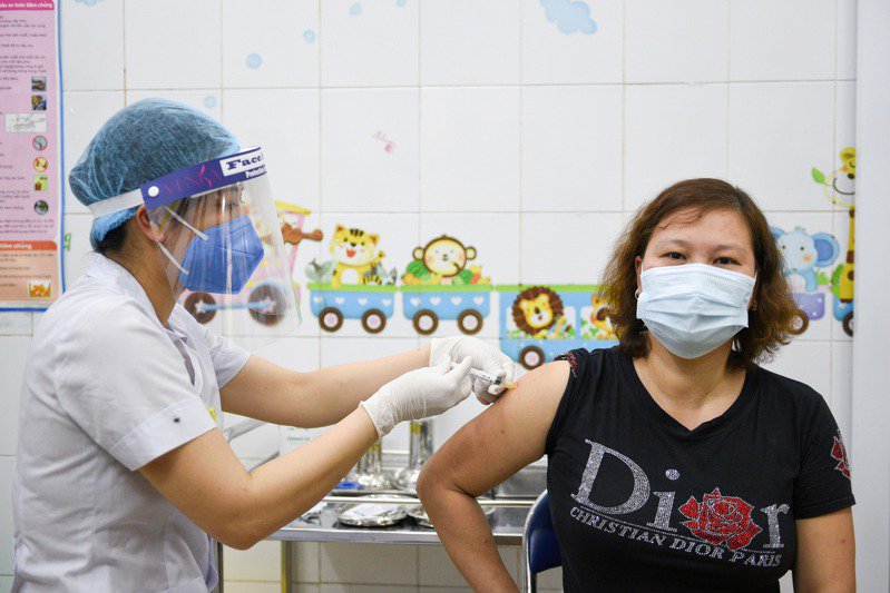 Bộ Y tế cho biết dự kiến đến cuối năm 2021, Việt Nam có đủ vaccine tiêm cho 70% dân số (150 triệu liều). (Nguồn ảnh:《路透社》)