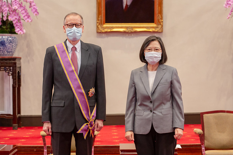 Tổng thống Thái Anh Văn trao tặng Huân chương Đại thụ cảnh tinh cho ông William Brent Christensen, Giám đốc Hiệp hội Mỹ tại Đài Loan. (Nguồn ảnh: Phủ Tổng thống)