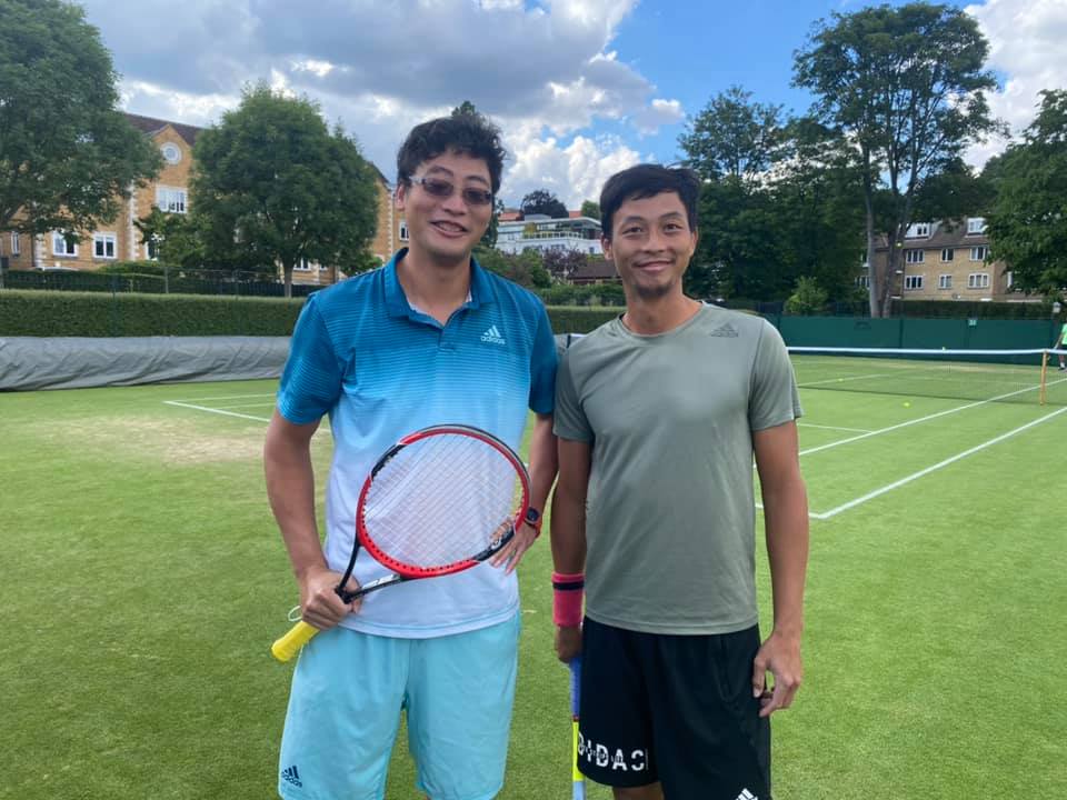 台灣職業網球選手盧彥勳（左）及其哥哥盧威儒（右）。（圖／翻攝自Yen-Hsun Rendy Lu臉書）