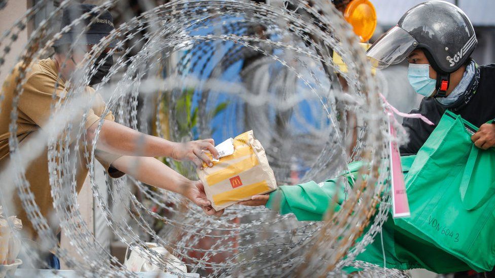 Situasi pandemi di Malaysia semakin lama semakin meningkat. Setiap hari, terdapat penambahan sejumlah lebih dari 5000 kasus baru. Sumber: foto diambil dari BBC