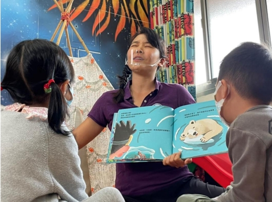 This time, the experienced "Sister Ling Tang" reads picture books together with children. (Photo/Provided by The Society of Wilderness)