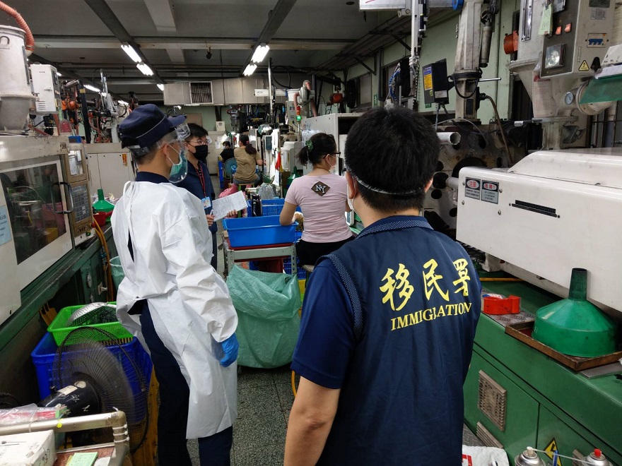 Sở Di dân tại Đài Nam thắt chặt công tác kiểm tra và tuyên truyền phòng chống dịch bệnh cho người nước ngoài. (Nguồn ảnh: Sở Di dân)