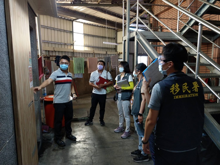 台南市專勤隊持續透過多元管道向外來人口進行宣導，協同相關單位向外來人口發放多國語言版本QR CODE宣導單。（圖／移民署提供）