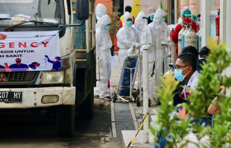 Situasi pandemi di Indonesia terus memburuk dan sumber daya medis tidak memadai. Sumber: Diambil dari《中央社》