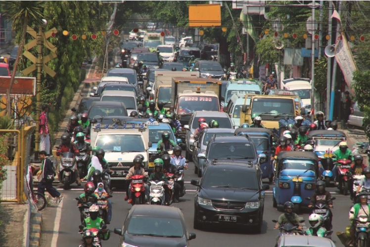 Indonesia padat penduduk dan lalu lintas sering macet. Sumber: Diambil dari Kantor Berita Pusat