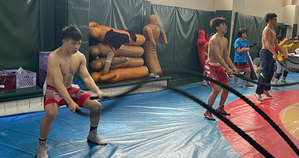 Children of new immigrants, Cheng Shao-yung (left), Cheng Hao-lun (middle), and Liu Yü-ting (second from right) train for their wrestling competitions. (Photo / Provided by the NIA)