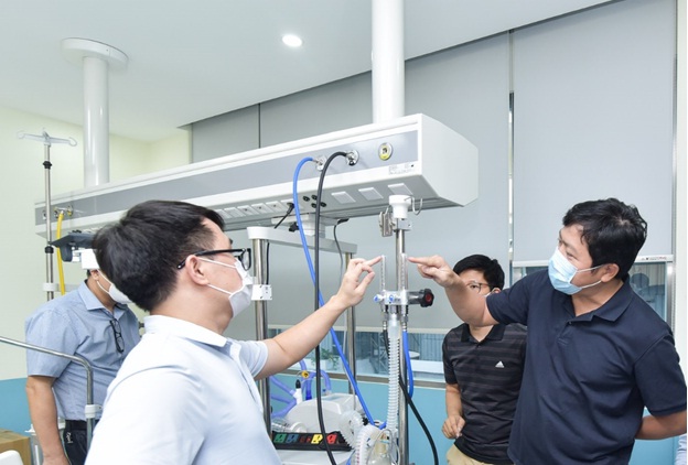 Việt Nam sản xuất được máy oxy dòng cao hỗ trợ điều trị cho các bệnh nhân nhiễm COVID-19. (Nguồn ảnh: Cổng thông tin điện tử Bộ Y tế Việt Nam)