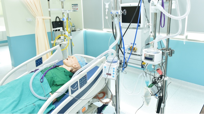 Trong dịch COVID-19, tỷ lệ bệnh nhân suy hô hấp mức độ vừa khá cao. Việc tạo ra một thiết bị y tế ứng dụng công nghệ oxy dòng cao với kỹ thuật đơn giản, rất dễ sử dụng, giá thành hợp lý thì có thể ứng dụng được với rất nhiều bệnh nhân. (Nguồn ảnh: Cổng thông tin điện tử Bộ Y tế Việt Nam)