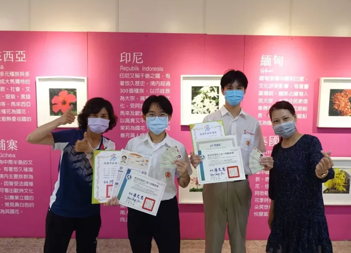 4 foreign students received certificates in the Overseas Chinese Education Program of Kaoshiung City's Chung-Shan Industrial & Commercial School. (Photo / Retrieved from United Daily News UDN)