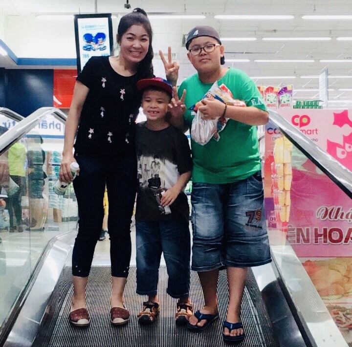 葉家明（右）與媽媽及弟弟開心逛越南百貨公司。 圖／台北市服務站提供