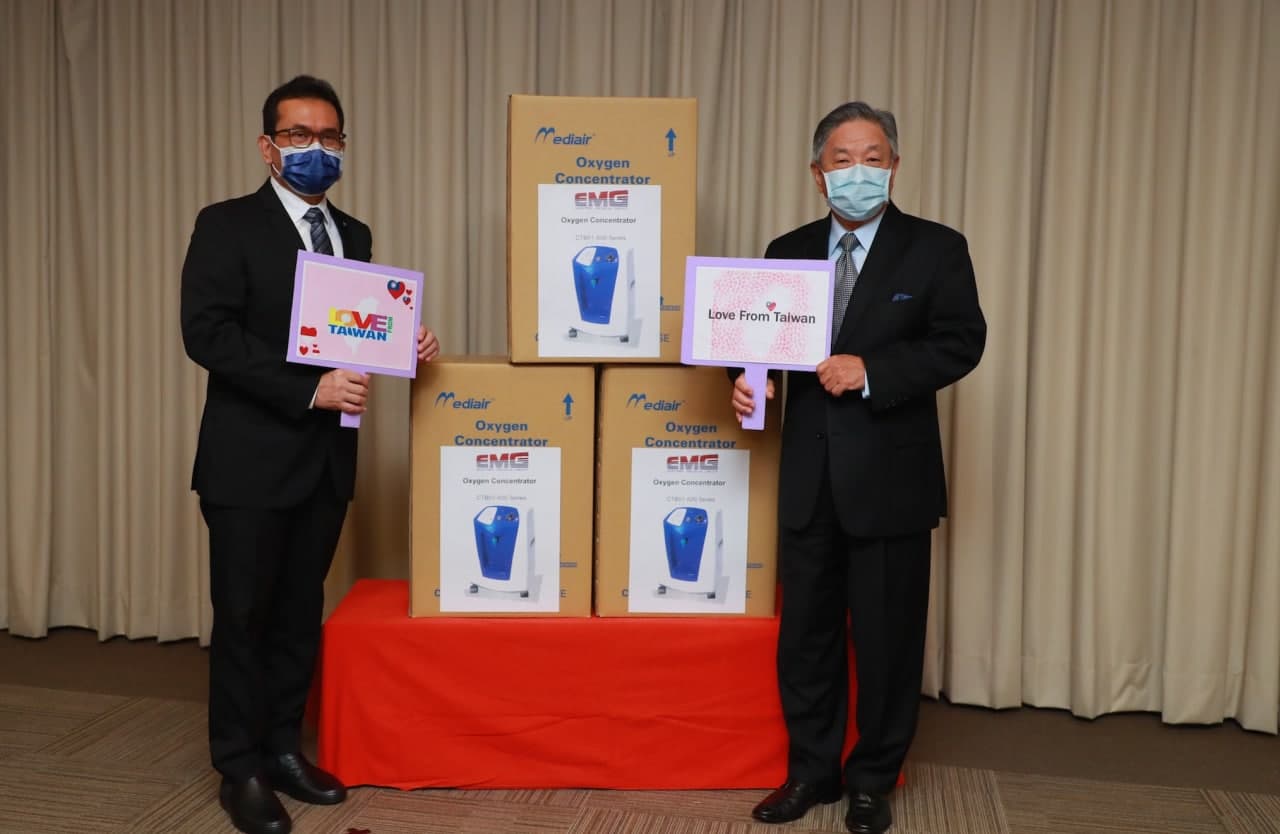 MOFA Deputy Minister Tien Chung-kwang (right) is joined by IETO chief Budi Santoso during the donation ceremony for 200 Love from Taiwan oxygen concentrators July 14 in Taipei City. Photo/Provided by MOFA