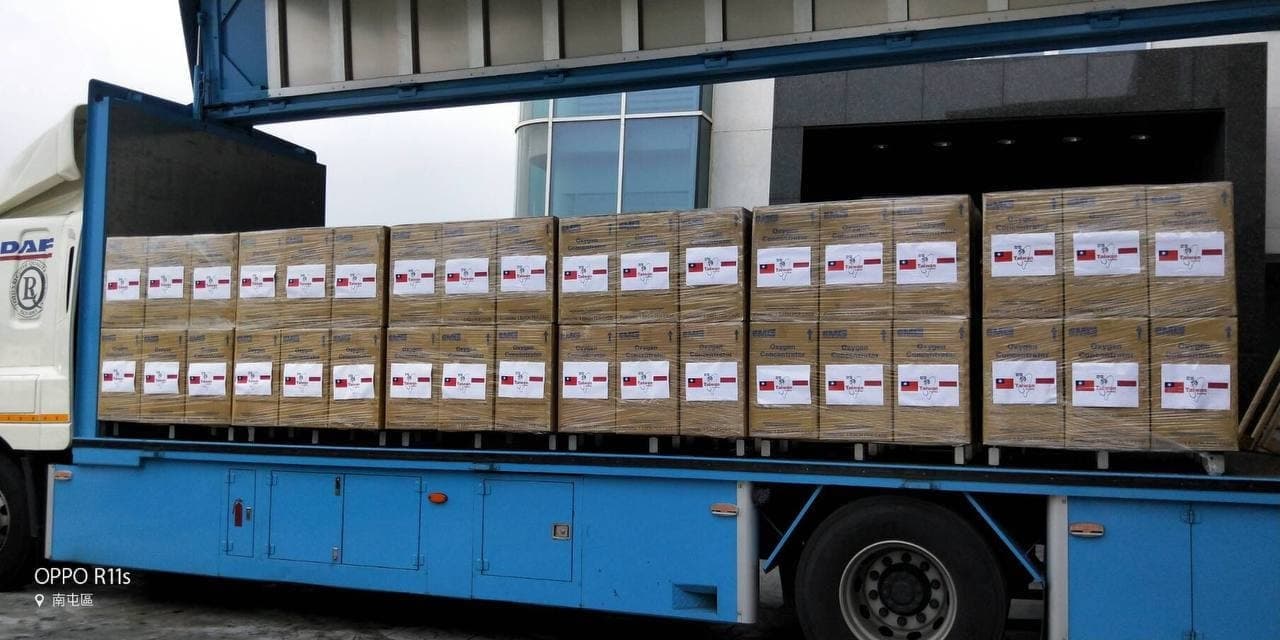 援贈印尼的200台製氧機送往機場交運。（圖／外交部提供）