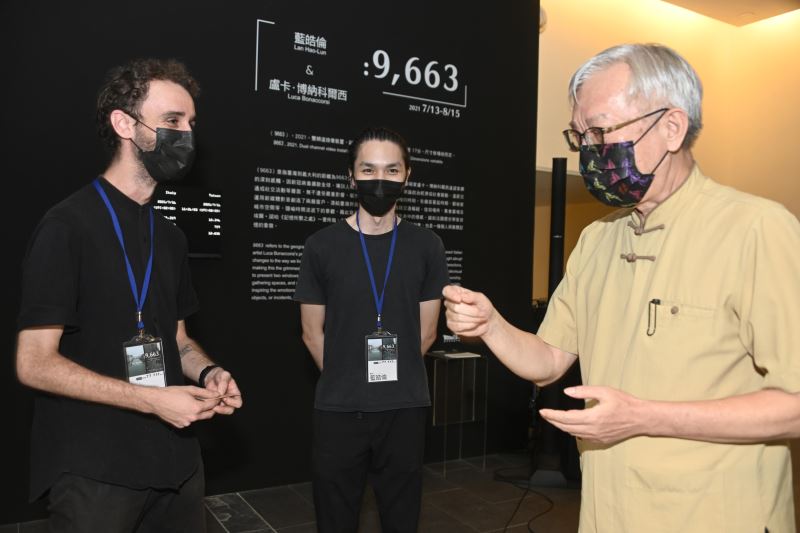 國美館梁永斐館長（右）、藝術家藍皓倫（中）和盧卡．博納科爾西（左）於〈9663〉展覽現場。（圖／文化部提供）