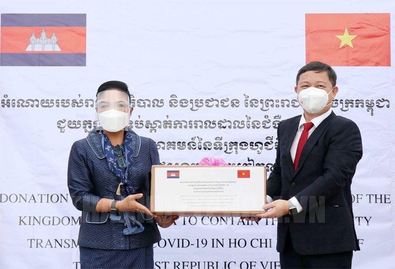 Sáng 19/7, tại sân bay Tân Sơn Nhất, UBND TPHCM  tổ chức lễ tiếp nhận lô hàng do Chính phủ và Nhân dân Vương quốc Campuchia gửi tặng hỗ trợ TPHCM phòng, chống dịch Covid-19. (Nguồn ảnh: Thanhuytphcm.vn)