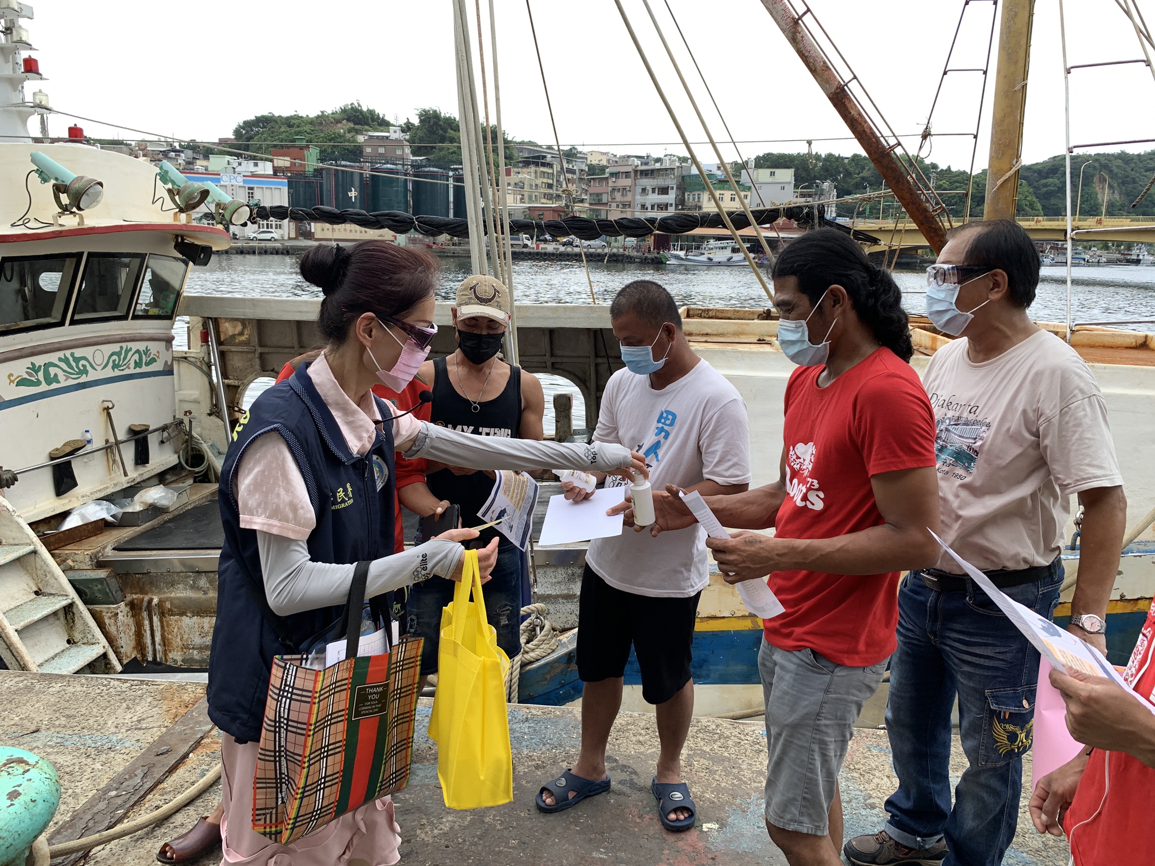The NIA (Keelung City Service Center)  and Keelung City Specialized Operation Brigades staff visited Badouzi (八斗子), Chen-Pin Fishing Harbor (正濱漁港), and other places to promote the "Carefree Covid-19 Screening Program" to migrant fishermen.  (Photo / Provided by NIA Keelung City Service Station)