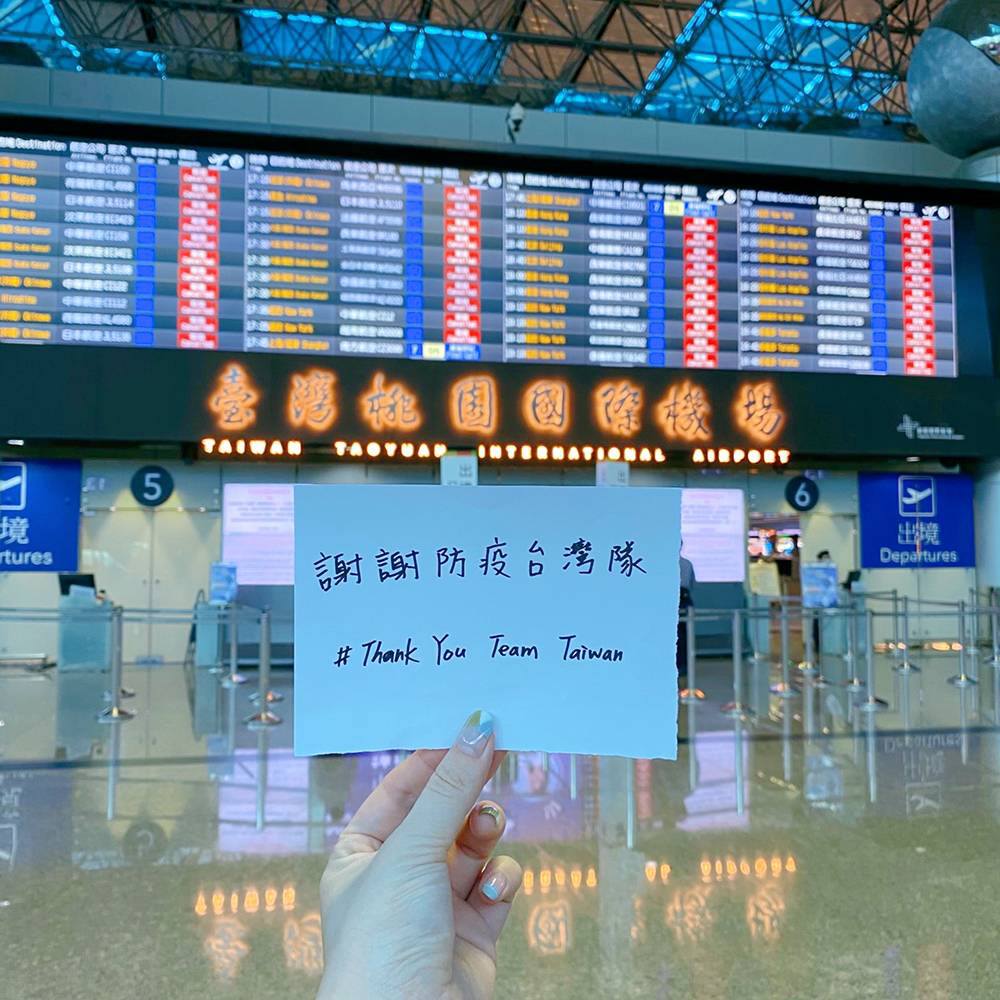 桃園國際機場持續防疫，民眾寫字條感謝。 圖／取自桃園國際機場臉書