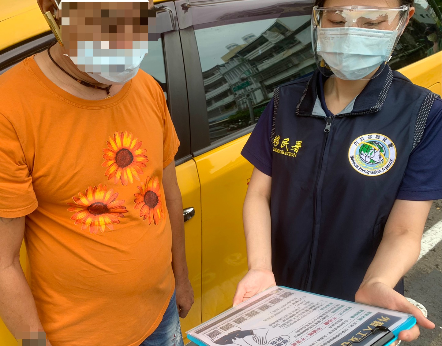 Staf khusus Kota Kaohsiung menjelaskan kepada pengemudi taksi mengenai “Proyek Warga Asing Melakukan Pemeriksaan Dengan Aman”. Sumber: Tim Tugas Khusus Kota Kaohsiung