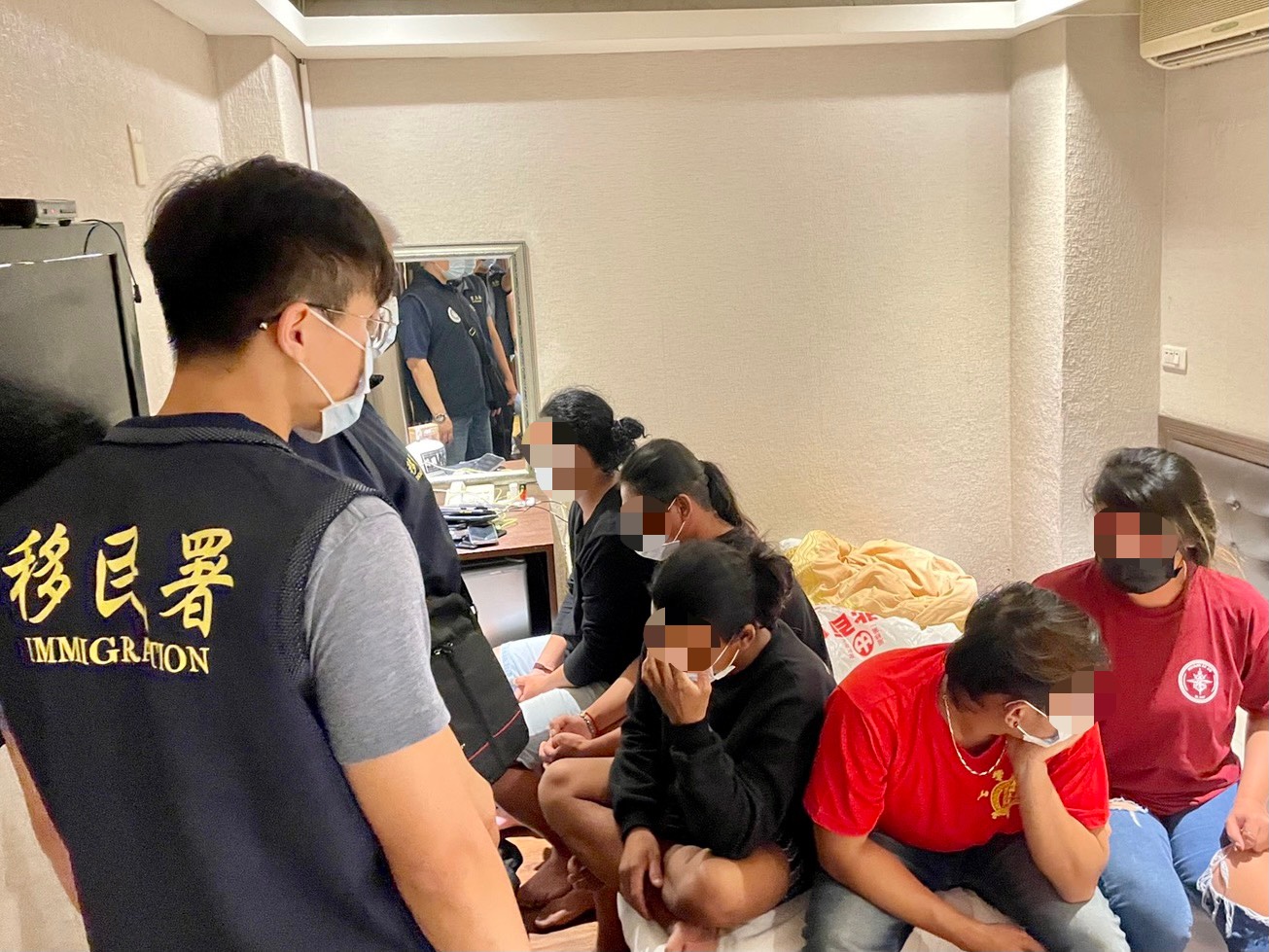 Satgas Khusus Departemen Imigrasi Kota Kaohsiung bersama dengan polisi distrik menemukan 5 orang Indonesia berkumpul di dalam ruangan di hotel bisnis dekat stasiun kereta api. Sumber: Diambil dari Satgas Kota Kaohsiung