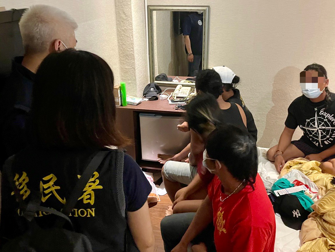 Satgas Khusus Departemen Imigrasi Kota Kaohsiung, bersama dengan polisi distrik, menemukan 5 orang Indonesia berkumpul di dalam ruangan hotel bisnis di dekat stasiun kereta api. Sumber: Diambil dari Satgas Kota Kaohsiung