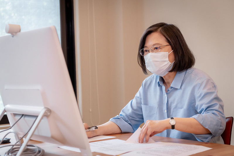 Presiden Tsai Ing-wen berterima kasih kepada staf medis karena telah melawan pandemi. Sumber: Kantor Presiden