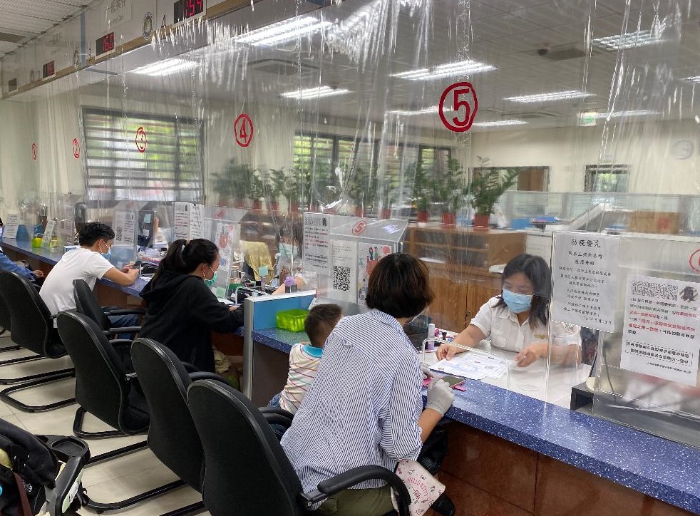 After the epidemic alert was lowered, the public went to the Taichung City No. 1 Service Center. (Photo/Provided by the First Service Center of Taichung City)