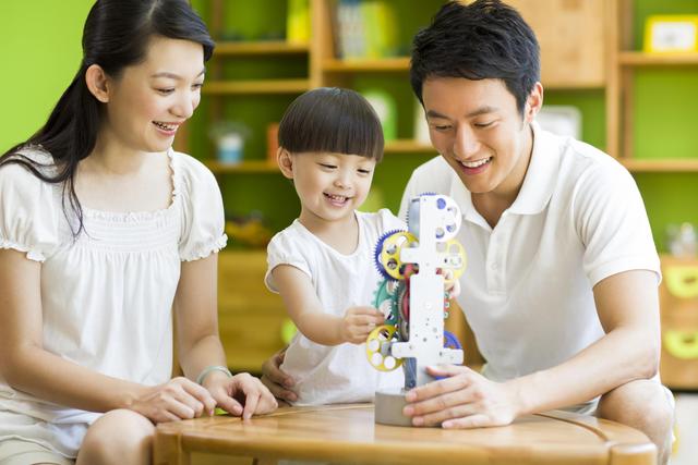 Orang tua mendorong anak-anak mereka untuk mempertahankan pembelajaran yang positif dan optimis. Sumber: Diambil dari《親子天下》
