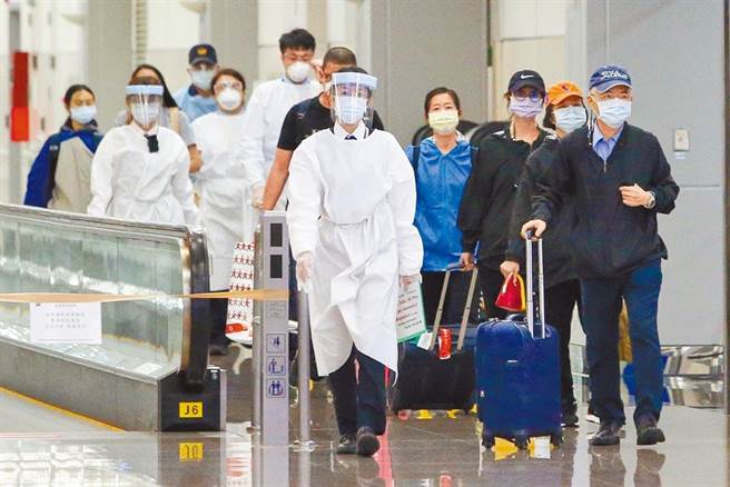 Từ ngày 2/7 tất cả hành khách nhập cảnh vào Đài Loan đều phải làm xét nghiệm sàng lọc 3 lần. (Nguồn ảnh:《中國時報》)