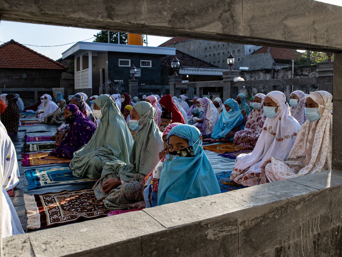 Warga Jakarta berkumpul di jalan masjid untuk melaksanakan sholat. Sumber: Diambil dari 《新華社》