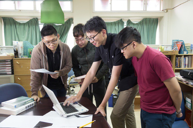 Guru dan murid sedang berkolaborasi membuat sketsa “Peta Pandemi Taiwan”. Sumber: United Daily News